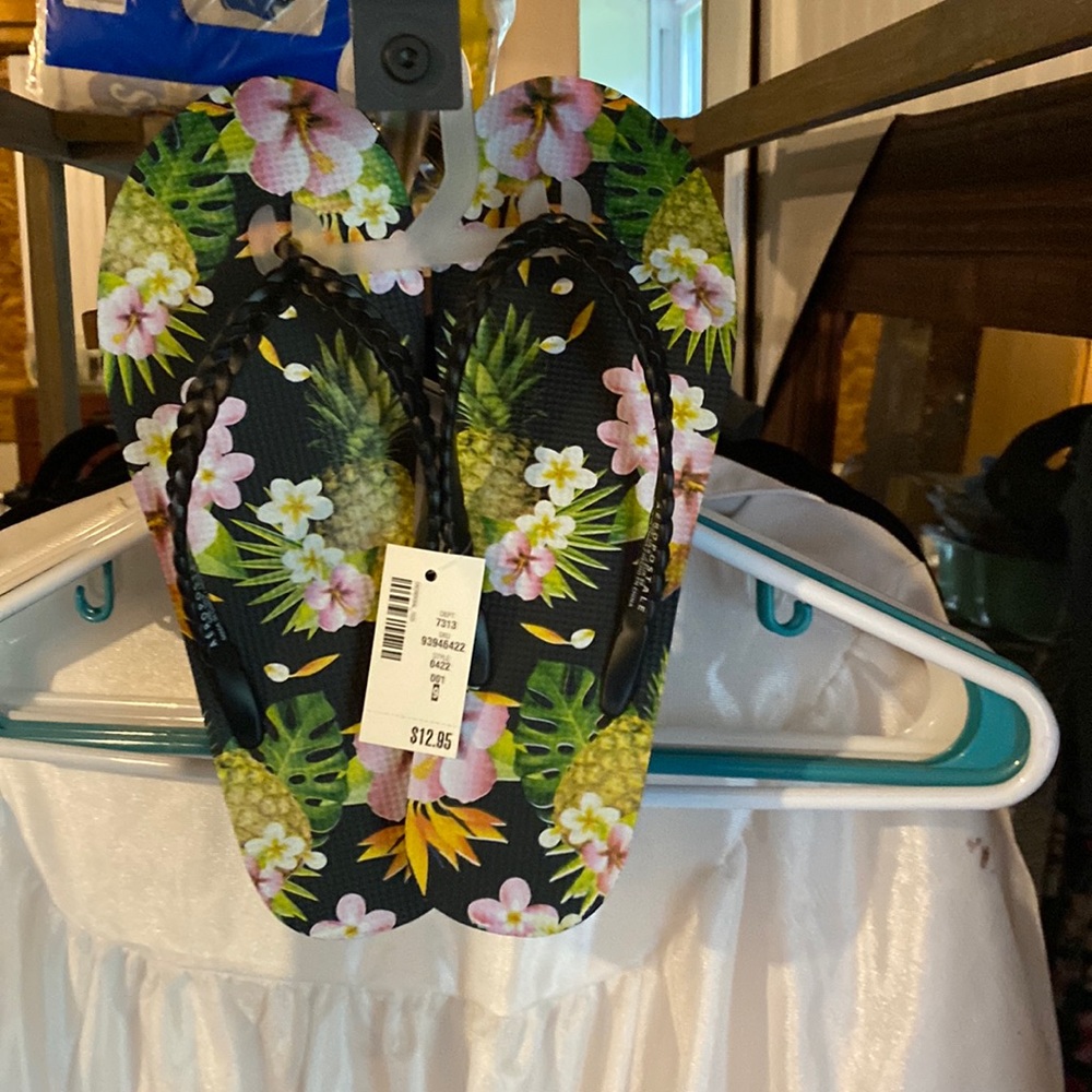 Aeropostale flip-flops